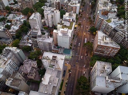 Vista aérea cenital de Bulevar España al caer la noche - Departamento de Montevideo - URUGUAY. Foto No. 78664
