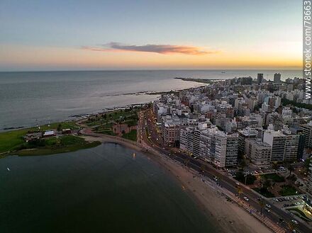 Vista aérea de la rambla de Trouville al anochecer - Departamento de Montevideo - URUGUAY. Foto No. 78663