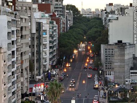 Vista aérea del tránsito en Avenida Brasil al atardecer - Departamento de Montevideo - URUGUAY. Foto No. 78658