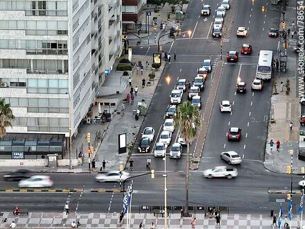 Aerial view of cars on Bulevar España waiting to enter the promenade. - Department of Montevideo - URUGUAY. Photo #78654