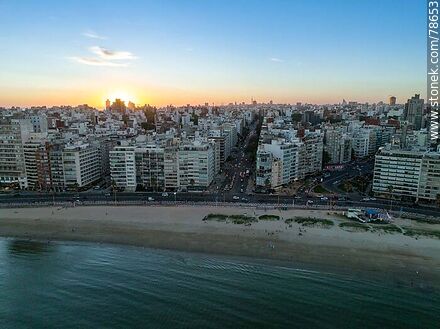 Vista aérea de la rambla, playa y edificios de Pocitos al atardecer - Departamento de Montevideo - URUGUAY. Foto No. 78653