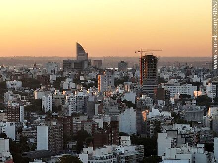 Vista aérea de la ciudad con la última luz. Asoman el edificio Joy en construcción, BHU y torre de Antel - Departamento de Montevideo - URUGUAY. Foto No. 78652