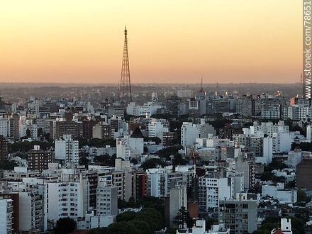 Vista aérea de la ciudad con la última luz y la antena de canal 4 destacada - Departamento de Montevideo - URUGUAY. Foto No. 78651