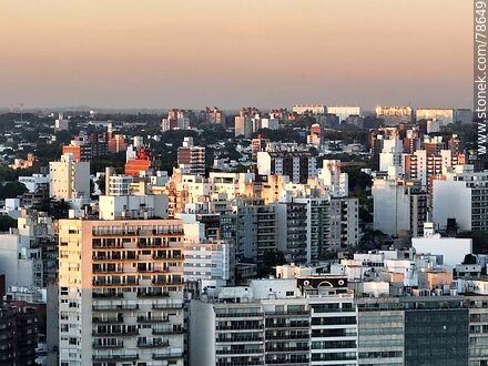 Vista aérea de edificios con la última luz solar - Departamento de Montevideo - URUGUAY. Foto No. 78649