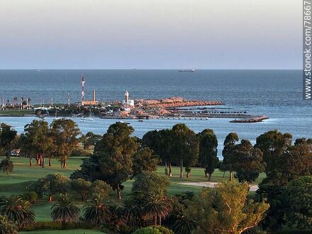 Vista aérea del Club de Golf, Punta Brava y el faro de Punta Carretas - Departamento de Montevideo - URUGUAY. Foto No. 78667