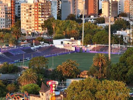 Vista aérea del estadio Luis Franzini entre árboles y edificios - Departamento de Montevideo - URUGUAY. Foto No. 78670
