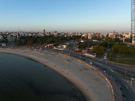 Vista aérea de la playa Ramírez y el Parque Rodó al atardecer - Departamento de Montevideo - URUGUAY. Foto No. 78677
