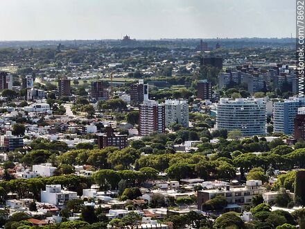 Vista aérea de Montevideo, edificios sobre Av. Italia, Malvín Alto, Facultad de Ciencias, Iglesia del Cerrito - Departamento de Montevideo - URUGUAY. Foto No. 78692