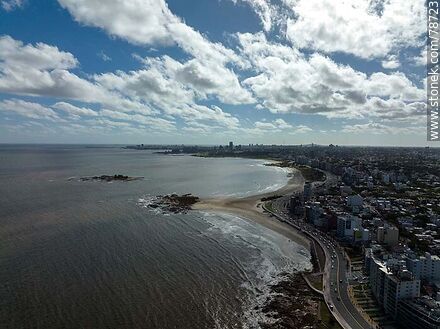 Vista aérea de un d{ia nuboso sobre la rambla de Malvín - Departamento de Montevideo - URUGUAY. Foto No. 78723