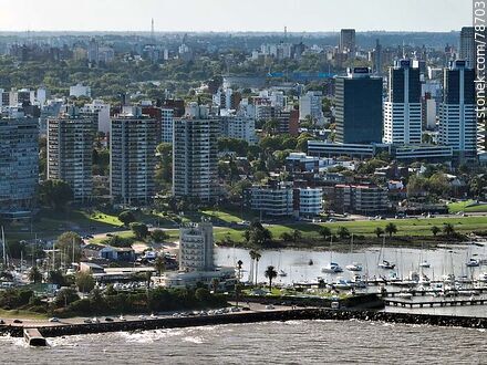 Vista aérea del Yatch Club, Torres del Puerto y rambla Armenia - Departamento de Montevideo - URUGUAY. Foto No. 78703