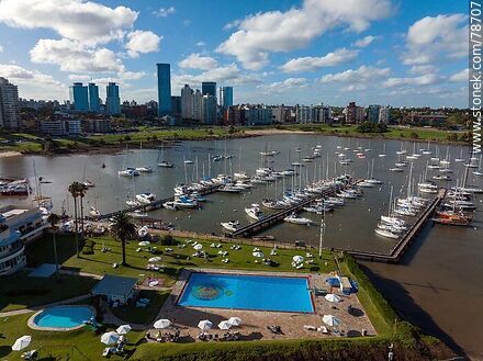 Vista aérea de las piscinas del Yatch Club y las marinas del puerto con sus veleros - Departamento de Montevideo - URUGUAY. Foto No. 78707