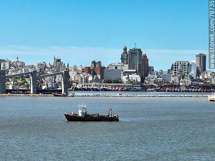 Foto aérea de la bahía de Montevideo, Palacio Salvo, Torre Ejecutiva, hotel Radisson - Departamento de Montevideo - URUGUAY. Foto No. 78735
