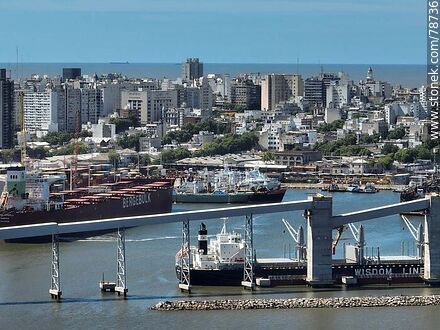 Foto aérea de los edificios del Centro desde la bahía. Descarga de granos - Departamento de Montevideo - URUGUAY. Foto No. 78736