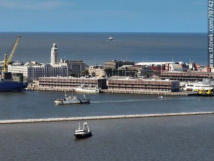 Foto aérea de la bahía de Montevideo. Sede de la Armada Nacional - Departamento de Montevideo - URUGUAY. Foto No. 78742