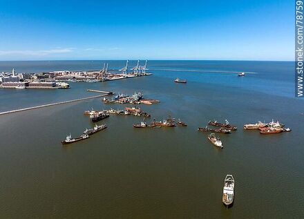 Foto aérea de la bahía de Montevideo. Restos de barcos chatarra - Departamento de Montevideo - URUGUAY. Foto No. 78759