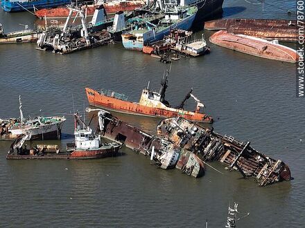 Foto aérea de la bahía de Montevideo. Restos de barcos chatarra - Departamento de Montevideo - URUGUAY. Foto No. 78760