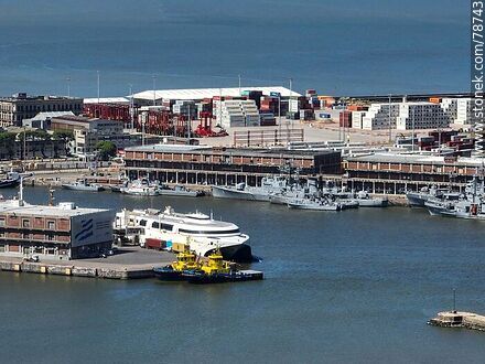 Foto aérea de la bahía de Montevideo. Buquebus, buques de la Armada y contenedores en el muelle lejano - Departamento de Montevideo - URUGUAY. Foto No. 78743