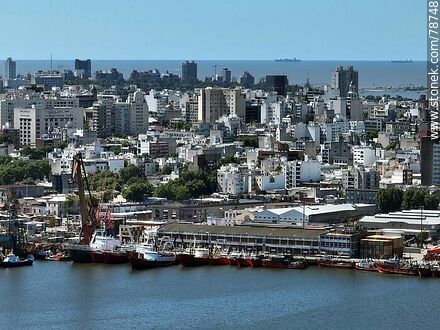 Foto aérea de la bahía de Montevideo. Puerto y vista a los edificios del Centro - Departamento de Montevideo - URUGUAY. Foto No. 78748