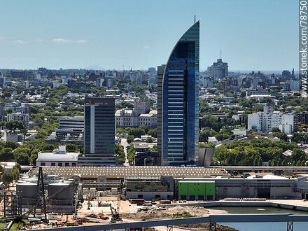 Foto aérea de la Torre de las Telecomunicaciones y la zona franca de Aguada Park. Obras en el puerto - Departamento de Montevideo - URUGUAY. Foto No. 78750