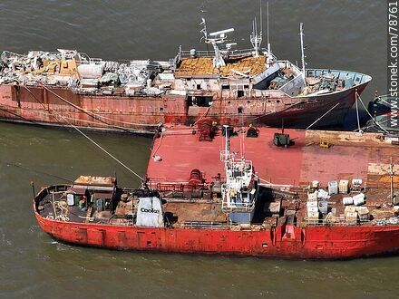 Foto aérea de la bahía de Montevideo. Barcos fuera de servicio con acopio de materiales - Departamento de Montevideo - URUGUAY. Foto No. 78761