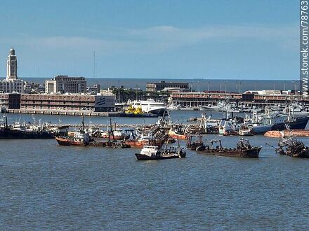 Foto aérea de la bahía de Montevideo. Barcos chatarra frente al puerto - Departamento de Montevideo - URUGUAY. Foto No. 78763