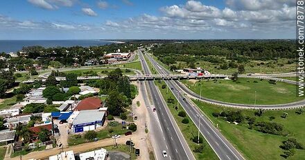 Foto aérea del cruce de las rutas 11 e Interbalnearia - Departamento de Canelones - URUGUAY. Foto No. 78778