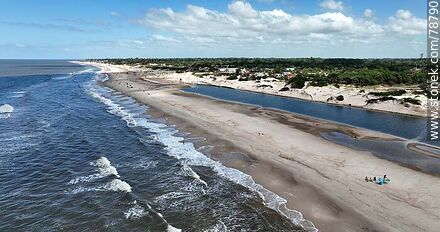 Foto aérea de la franja de playa entre el Río de la Plata y la laguna creada por las crecidas del arroyo Solís Chico - Departamento de Canelones - URUGUAY. Foto No. 78790