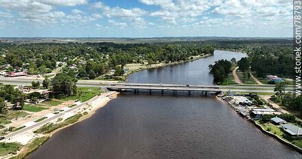 Foto aérea del puente de la Ruta Interbalnearia sobre el arroyo Solís Chico mirando al norte - Departamento de Canelones - URUGUAY. Foto No. 78793