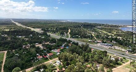 Foto aérea de la Ruta Interbalnearia desde el arroyo Solís Chico a La Floresta - Departamento de Canelones - URUGUAY. Foto No. 78794