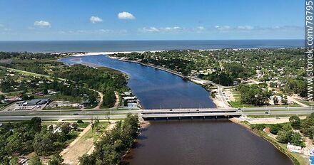 Foto aérea del puente de la Ruta Interbalnearia sobre el arroyo Solís Chico mirando al sur - Departamento de Canelones - URUGUAY. Foto No. 78795