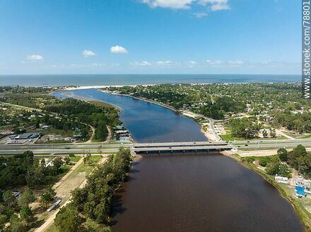 Foto aérea del puente de la Ruta Interbalnearia sobre el arroyo Solís Chico mirando al sur - Departamento de Canelones - URUGUAY. Foto No. 78801