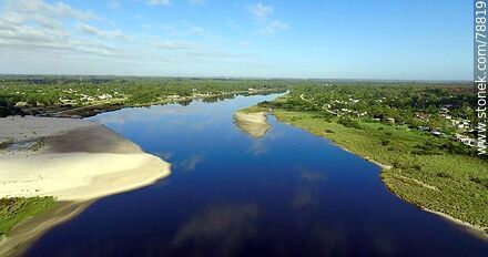 Foto aérea del arroyo Pando aguas arriba. A la izquierda El Pinar, a la derecha Neptunia - Departamento de Canelones - URUGUAY. Foto No. 78819