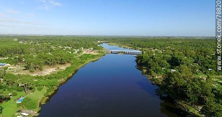 Foto aérea del arroyo Pando aguas arriba. Puente de la ruta Interbalnearia - Departamento de Canelones - URUGUAY. Foto No. 78820