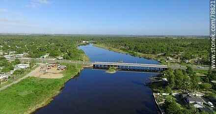 Foto aérea del arroyo Pando aguas arriba. Puente de la ruta Interbalnearia - Departamento de Canelones - URUGUAY. Foto No. 78821
