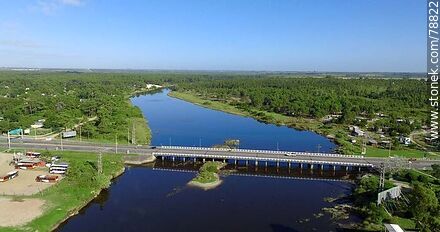 Foto aérea del arroyo Pando aguas arriba. Puente de la ruta Interbalnearia - Departamento de Canelones - URUGUAY. Foto No. 78822