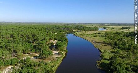 Foto aérea del arroyo Pando aguas arriba - Departamento de Canelones - URUGUAY. Foto No. 78826
