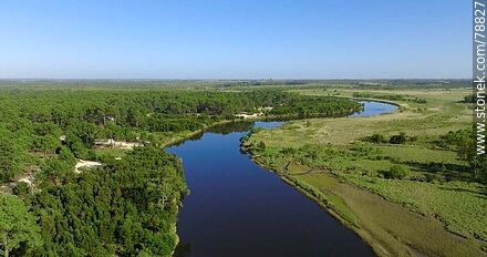 Foto aérea del arroyo Pando aguas arriba - Departamento de Canelones - URUGUAY. Foto No. 78827