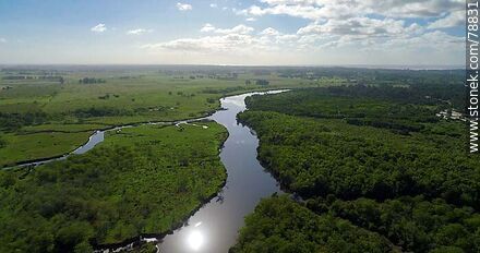 Foto aérea del arroyo Pando aguas abajo con el sol reflejándose en el agua - Departamento de Canelones - URUGUAY. Foto No. 78831