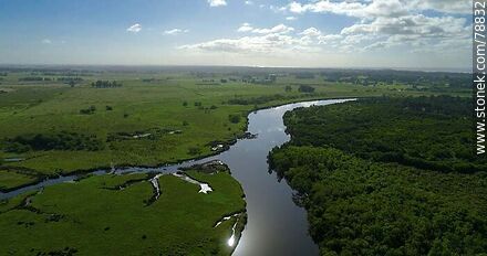 Foto aérea del arroyo Pando aguas abajo con el sol reflejándose en el agua - Departamento de Canelones - URUGUAY. Foto No. 78832