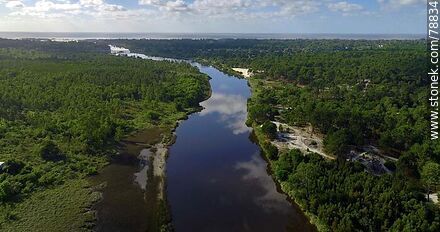 Foto aérea del arroyo Pando aguas abajo. Reflejo de las nubes sobre el agua - Departamento de Canelones - URUGUAY. Foto No. 78834