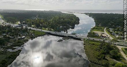 Foto aérea del arroyo Pando atravesado por el puente de Ruta Interbalnearia. Peaje - Departamento de Canelones - URUGUAY. Foto No. 78836