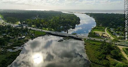 Foto aérea del arroyo Pando atravesado por el puente de Ruta Interbalnearia. Peaje - Departamento de Canelones - URUGUAY. Foto No. 78837