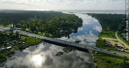 Foto aérea del arroyo Pando atravesado por el puente de Ruta Interbalnearia. Peaje - Departamento de Canelones - URUGUAY. Foto No. 78838