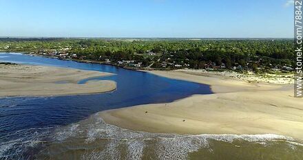 Foto aérea de la mezcla de aguas del arroyo Pando en su desembocadura en el Río de la Plata - Departamento de Canelones - URUGUAY. Foto No. 78842