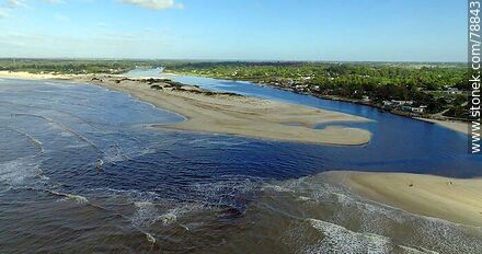 Foto aérea de la mezcla de aguas del arroyo Pando en su desembocadura en el Río de la Plata - Departamento de Canelones - URUGUAY. Foto No. 78843