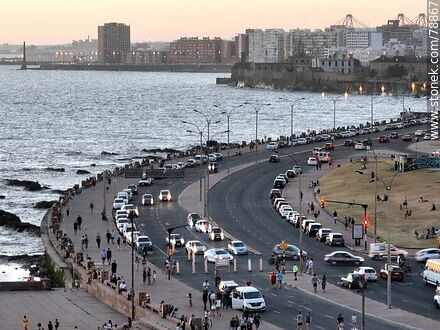 Foto aérea de la curva de la rambla y Ejido al atardecer. Desvío por rambla peatonal un domingo - Departamento de Montevideo - URUGUAY. Foto No. 78867