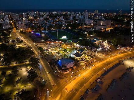 Foto aérea del Parque Rodó en la rambla Wilson y Sarmiento al anochecer - Departamento de Montevideo - URUGUAY. Foto No. 78852