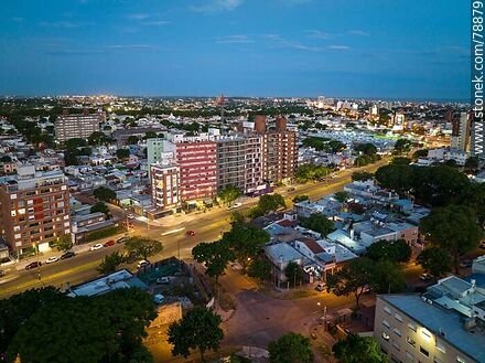 Foto aérea del Bulevar Batlle y Ordóñez al anochecer - Departamento de Montevideo - URUGUAY. Foto No. 78879