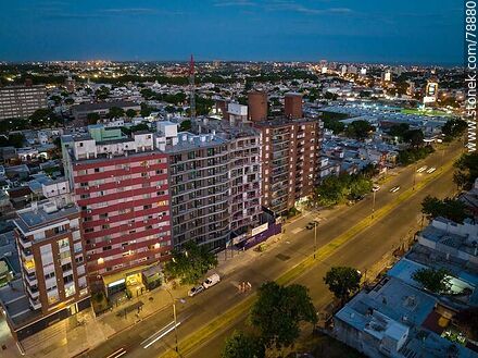 Foto aérea del Bulevar Batlle y Ordóñez al anochecer - Departamento de Montevideo - URUGUAY. Foto No. 78880
