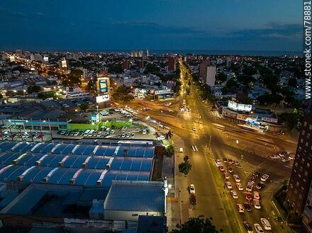 Foto aérea del cruce de Avenida Italia y el Bulevar Batlle y Ordóñez al anochecer - Departamento de Montevideo - URUGUAY. Foto No. 78881